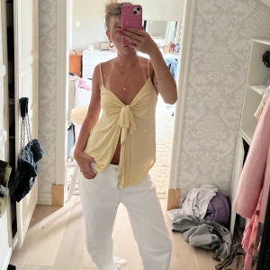 Gul linnetopp med knyt framtill - Supersöt ljusgul linnetopp med knyte framtill, jätte bra skick!!🙌🙌