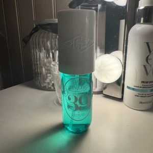 Sol de Janeiro 39 limited edition - Säljer min Sol de Janeiro 39’ 90ml! Endast testad ett sprut och därav öppnad ifrån plasten, den är limited edition och är just nu väldigt eftertraktad och slutsåld nästan överallt!💗🥥🌺