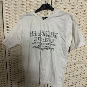 T-shirt med huva fr Rivaldi storlek L - Helt ny T-shirt med huva från Rivaldi. Storlek L,