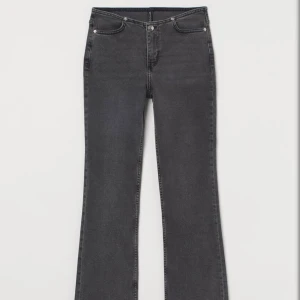 Lågmidjade jeans  - Gråa Lågmidjade jeans från HM! Skicket är okej dom är rätt använda, har lite utstretchningar på framsidan!😚