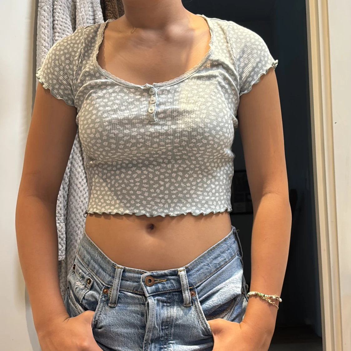 Grå croppad topp från H&M Divided