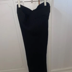 Svartkjol - Köpte en kjol som jag använde 1 gång, strl xs och är ca 80-85cm lång