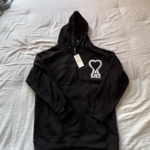 Ami Paris Hoodie  - Säljer nu den här Ami Paris tröjan i helt nytt skick, endast använd när jag testat den, säljer den för att den tyvärr var för liten för mig. 