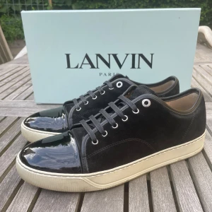 Lanvin skor(nyskick)  - Hej! Vi säljer nu dessa riktigt schyssta Lanvin skor i nytt skick! Begränsat antal box och dustbags. Vi rekommenderar att gå ner en storlek. Hör av dig vid frågor! 