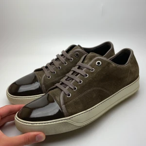 Lanvin skor  - Hej! Vi säljer nu dessa riktigt schyssta Lanvin skor i mycket bra skick! Begränsat antal box och dustbags. Vi rekommenderar att gå ner en storlek. Hör av dig vid frågor! 