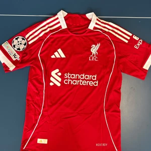 Salah Liverpool Fotbollströja  - Helt ny Salah Liverpool Fotbollströja i storlek M
