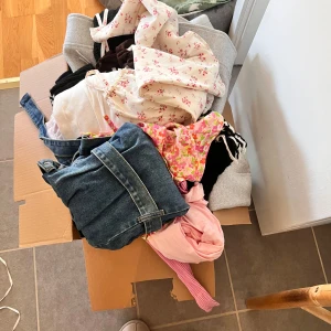 Låda med kläder - En hel flyttkartong med kläder jag inte använder, allt från sommarklänningar till tjocktröjor från xs-S