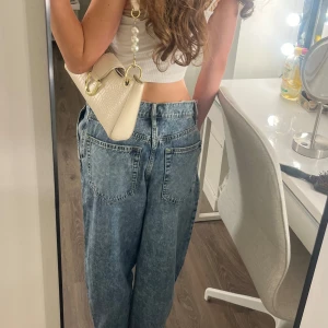 Baggy jeans från Lindex, blå tvätt - Säljer ett par baggy jeans från Lindex i storlek 36💗Skriv till mig för fler frågor om mått eller annat🫶