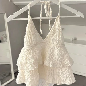 Volangtopp gina tricot - så fin och somrig volangtopp från gina tricot som man knyter i nacken💓💓
