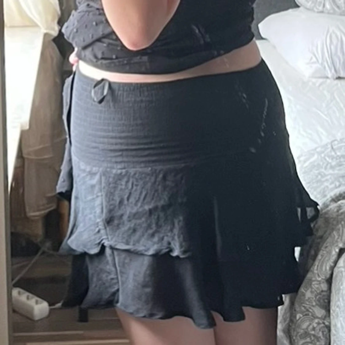 Svart volangkjol med omlottkänsla - 1