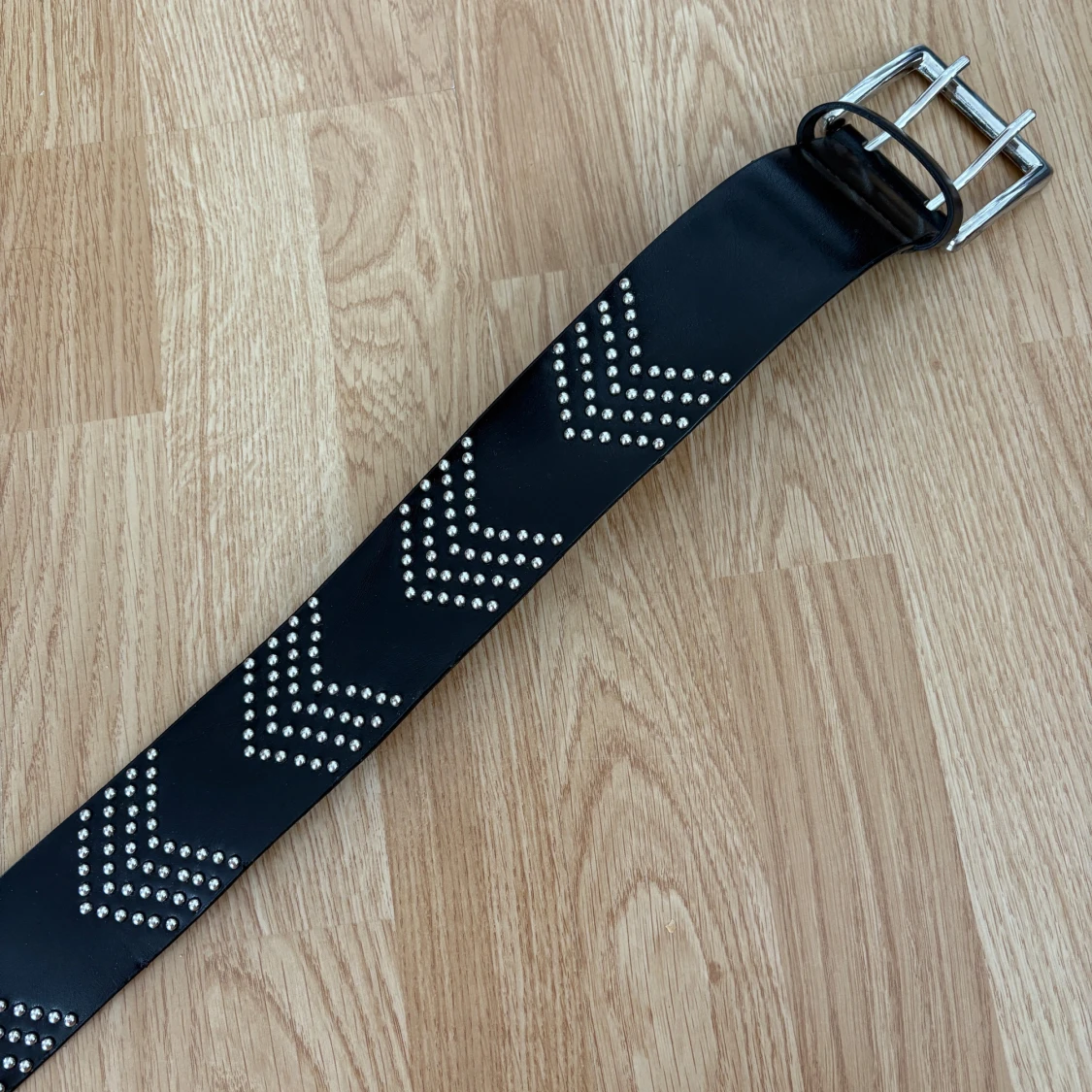 Svart skärp med nitar och dubbla spännen - 1