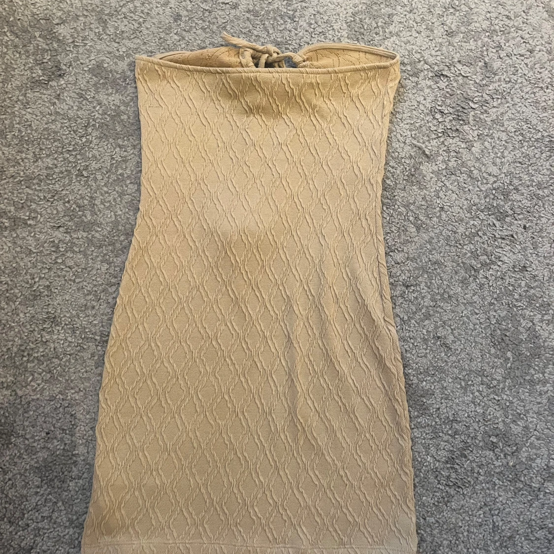 Beige kort halterneckklänning - 1