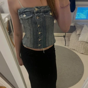 Zara jeanskorsett  - Säljer en fin och somrig jeanskorsett från Zara i blå denim med knappar framtill. Stretchigt material och i stl S. Köpt på nätloppis men har själv aldrig fått användning för den🙂I gott skick, inga defekter! Priset kan diskuteras💕