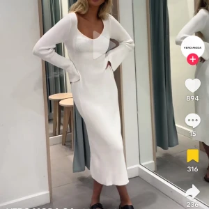 Vit långklänning - Superfin vit klänning från Vero Moda i ribbat material med vidare ärm. 