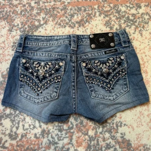 miss me shorts strl 26 - ascoola lågmidjade missme shorts storlek 26! perfekt nu till sommaren!! pris kan diskuteras❤️saknar tyvärr några av stenarna där bak men jag tycker inte det gör nått