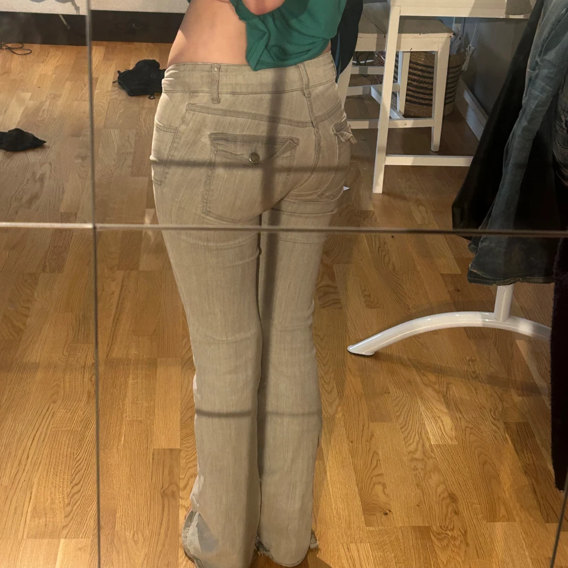 Grå bootcut jeans med fickdetaljer - 1