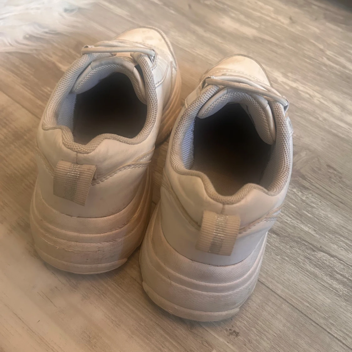 Chunky vita sneakers med platt sula - 1