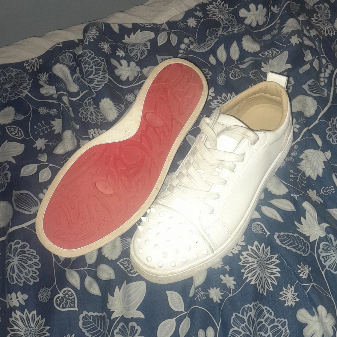 Vita sneakers med nitar och röd sula - 4