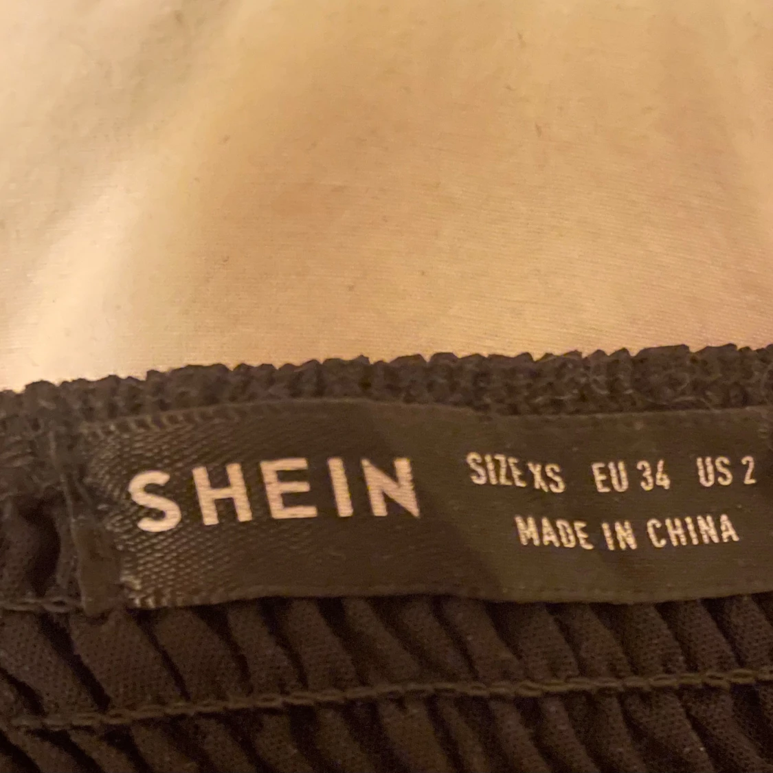 Svart smockad linnetopp  - 2