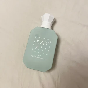 Kayali Pistachio Gelato parfym - Kayali Yum Pistachio Gelato 33 parfym. Se bild 2 för hur mycket som är kvar. En otroligt god doft som är perfekt för layering. 50ml flaska. Nypris är 1199kr 