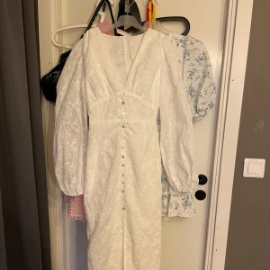 Adoore liknande klänning  - Superfin vit långklänning med broderade blommor, puffiga långärmar och snygg v-ringning. Klänningen är lik en adooreklänning. Säljer då den tyvärr är för liten💓