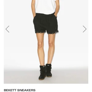 Isabel Marant Bekett sneakers svart mocka - Säljer ett par ikoniska Bekett sneakers från Isabel Marant i svart mocka och skinn. Skorna har en chunky siluett, högt skaft och dold kilklack. De har kardborreband och gummisula i kontrasterande beige. Perfekta för dig som vill ha en edgy och trendig look. Kan mötas upp i Stockholm eller frakta 