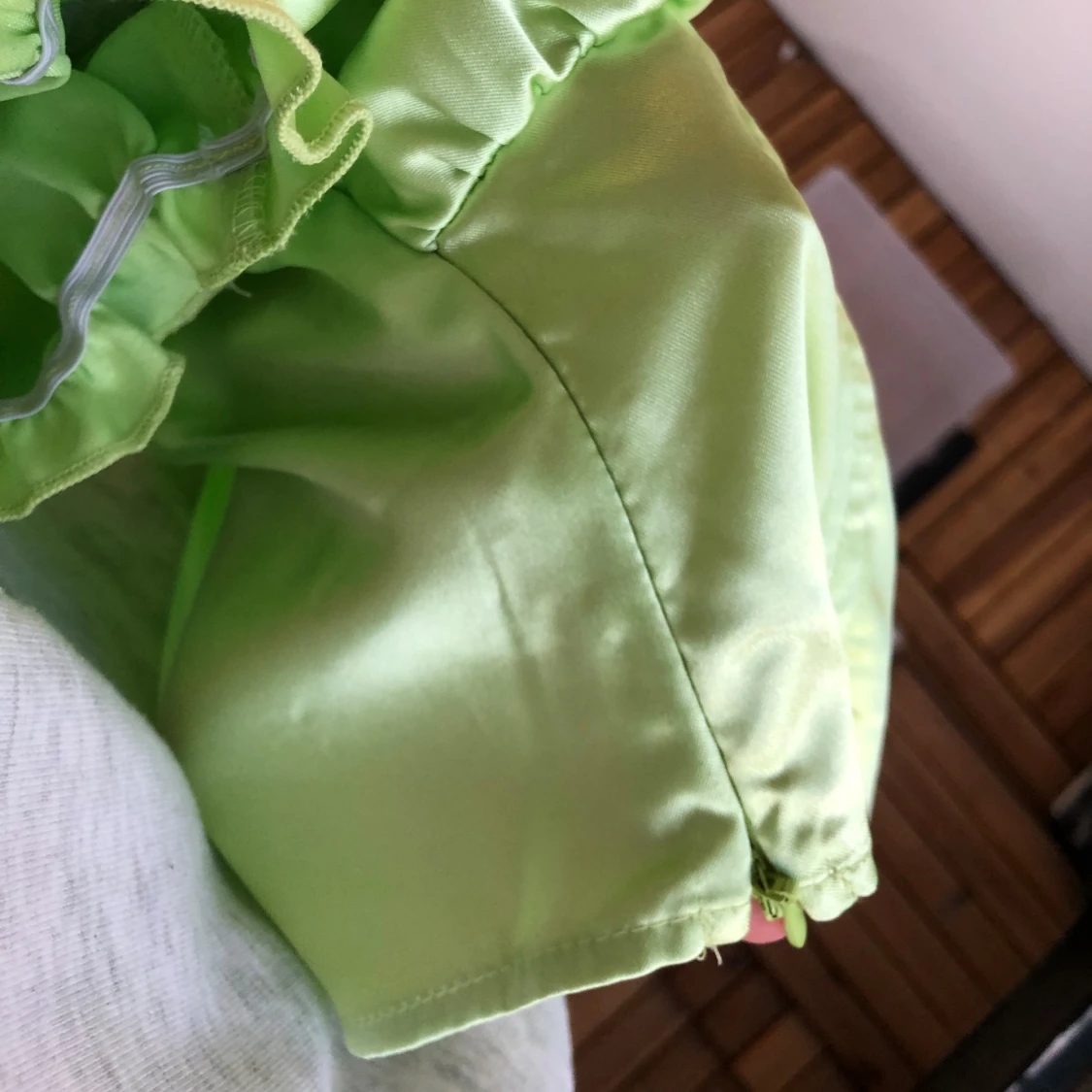 Grön satin blus med puffärm - 2