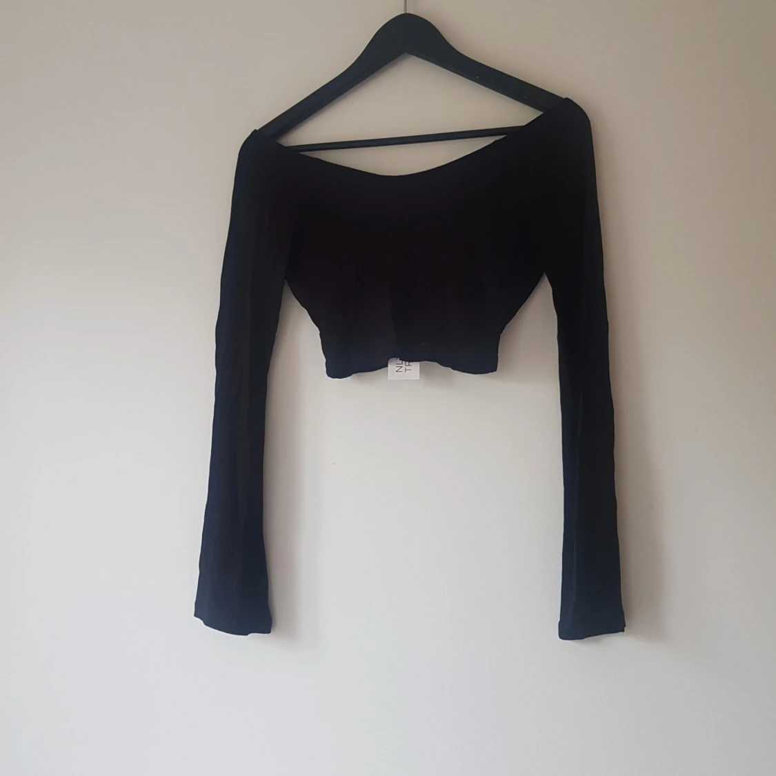 Svart croppad omlottopp NLY Trend - 1