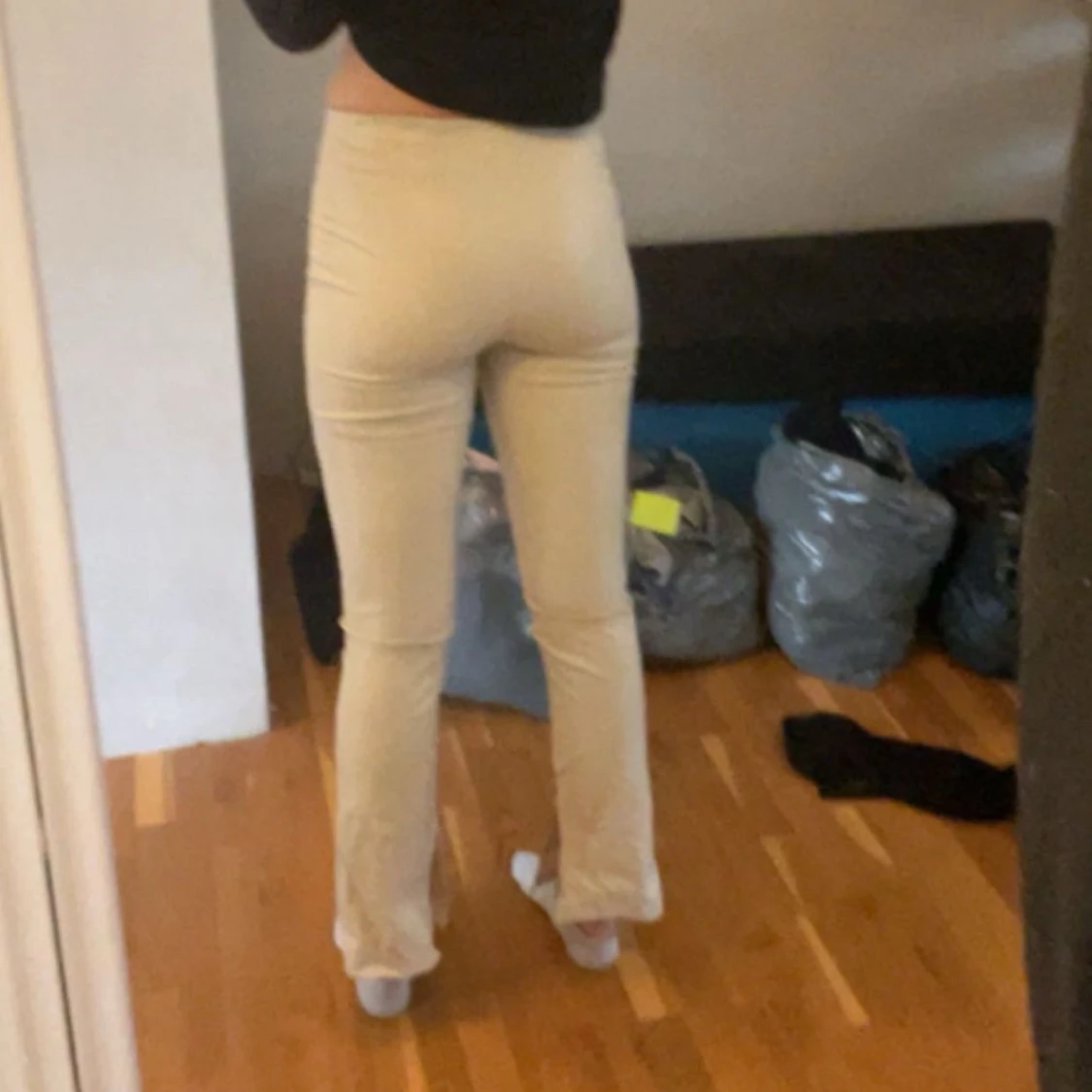 Beiga bootcut byxor från H&M - 1