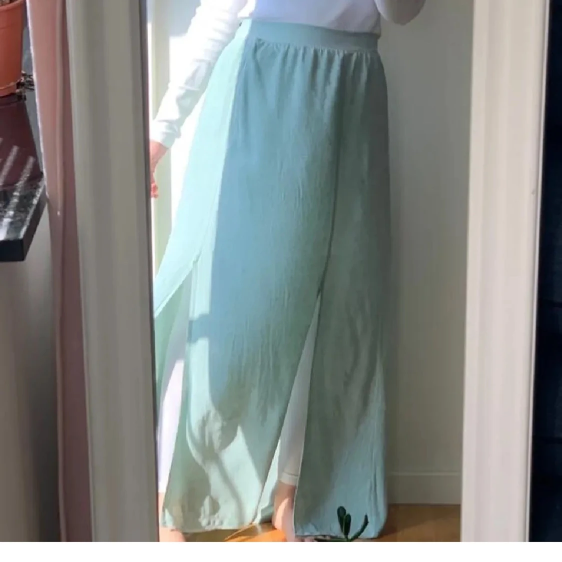 Ljusgrön kjol med slits - 2