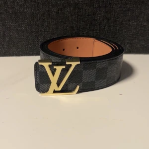 Bälte - Bälte med guldig buckle 