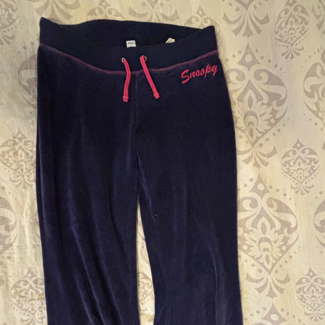 Mörkblå Snoopy hoodie med dragkedja och mjukis byxor från H&M - 2