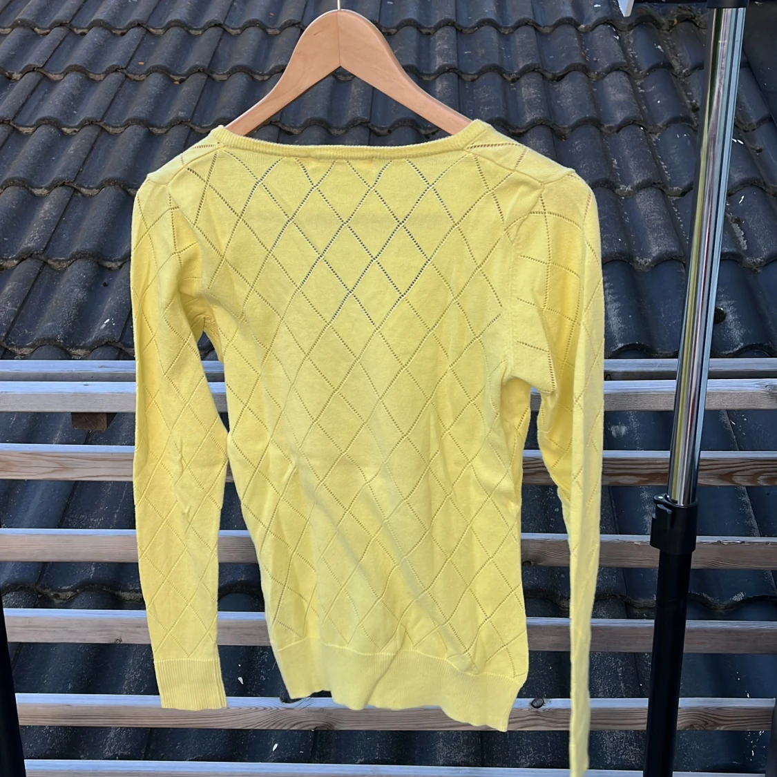 Gul v-ringad tröja från Riley - 1