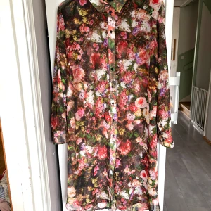 Tunika/skjorta/klänning - Tunika/ lång skjorta/ i mesh från XLNT/Kappahl. Aldrig använd