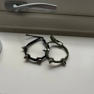 Armband - Två snygga armband med nitar från glitter. Nyskick🩷