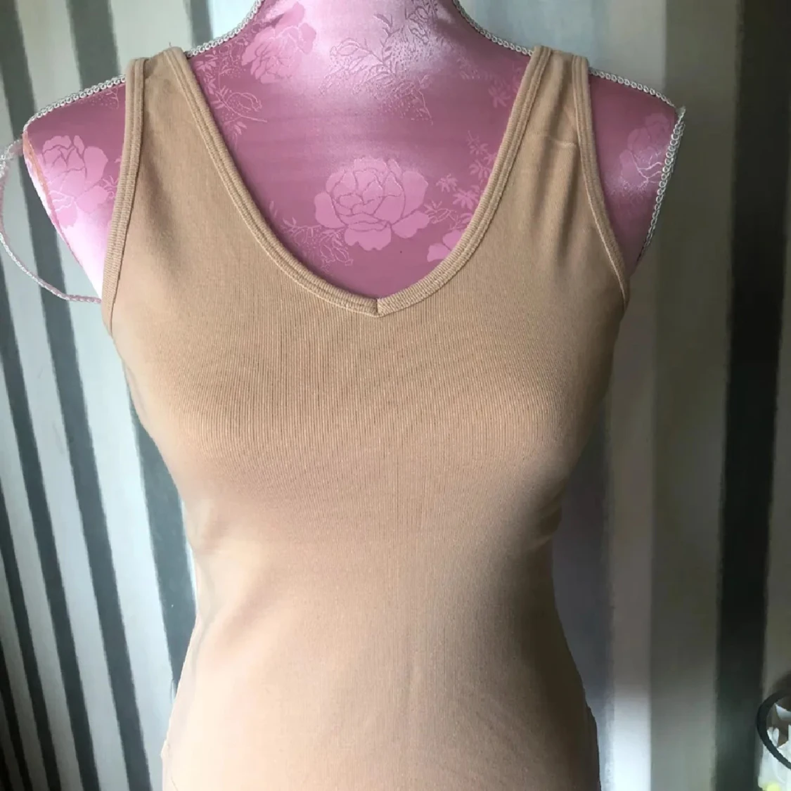 Beige ribbad linnetopp med v-ringning - 1