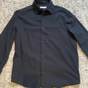 Zara skjorta/overshirt - Mörkblå skjorta från Zara, helt oanvänd. Köpt som ”overshirt” men funkar minst lika bra som ”vanlig”. 