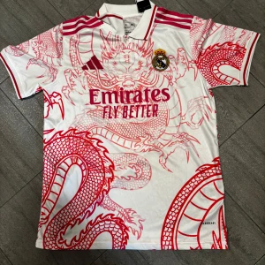 Real Madrid special edition tröja - Riktigt snygg real tröja med mbappe på ryggen. Passar perfekt nu till sommaren