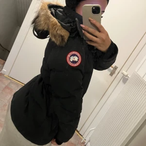  Canada Goose jacka  - En canada goose Chelsea parka jacka köp på jjonells 2022 nytt skick inga skador kontakta mig för kvitto (äkta jacka såklart med äkta päls ) ny pris 14 000 säljer den för 9800 pris kan diskuteras och kan sänka vid snabb affär
