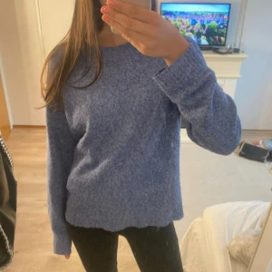 Stickad tröja - Mysig stickad tröja från veromoda✨ Bra i skick.  Hör av dig om du har några funderingar 🥰  