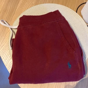 Vinröda mjukisbyxor Polo Ralph Lauren - Säljer ett par vinröda mjukisbyxor från Polo Ralph Lauren med klassisk broderad logga vid fickan. 