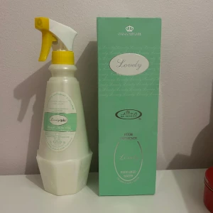 Lovely Room Freshener från Al-Rehab - Fräsch rumsparfym från Al-Rehab i doften Lovely. Kommer i en vit plastflaska med gul spraydel och tillhörande mintgrön kartong. Perfekt för att spraya på textilier, soffor och gardiner. Innehåller 500 ml parfymerat vatten.