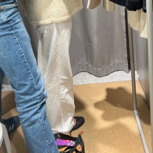 Vita jeans  - Intressekoll på mina vita jeans från Zara. De är lågmidjade och långa i benen. Snygga att vika upp men man kan även klippa av de så dem blir önskad längd. Storlek 38 men fungerar även för mig som brukar ha storlek 36. Använt 3 gånger. Köpta för 399 och finns inte längre kvar💞priset går att diskutera