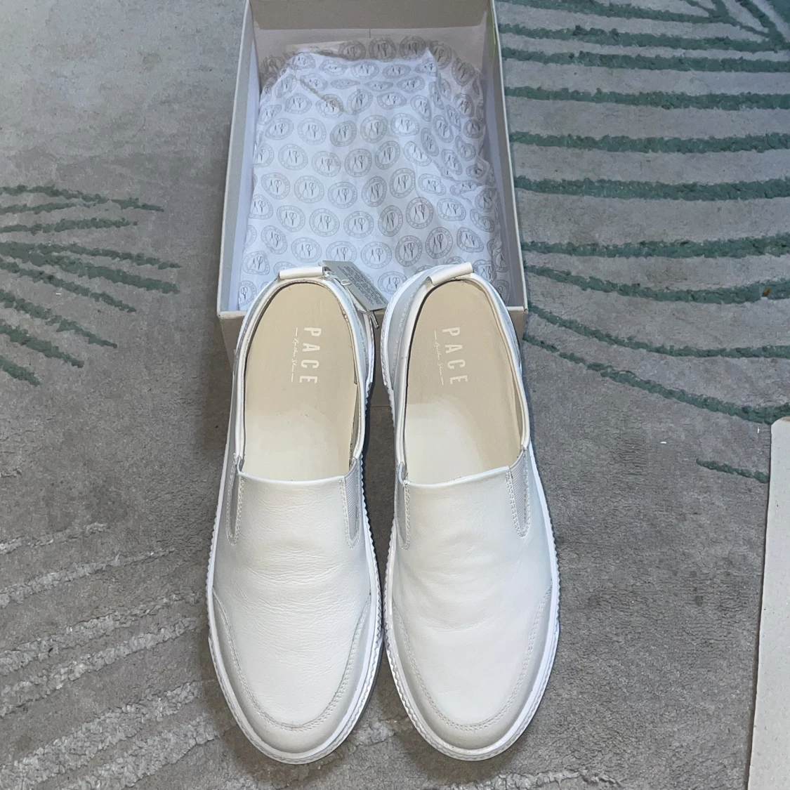 Vita slip-on sneakers från Pace, strl 39