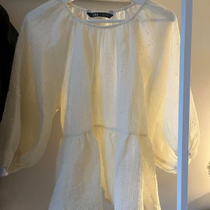 Ljusgul blus  - jättefin blus från Zara. Den är knappt använd! 💛