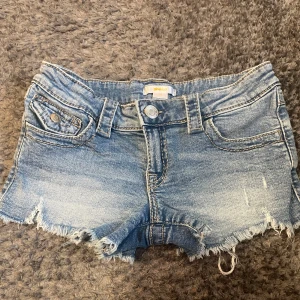 Low waist jeansshorts från Gina tricot - Ljusblå jeansshorts, knappt andvända, strl 146💕