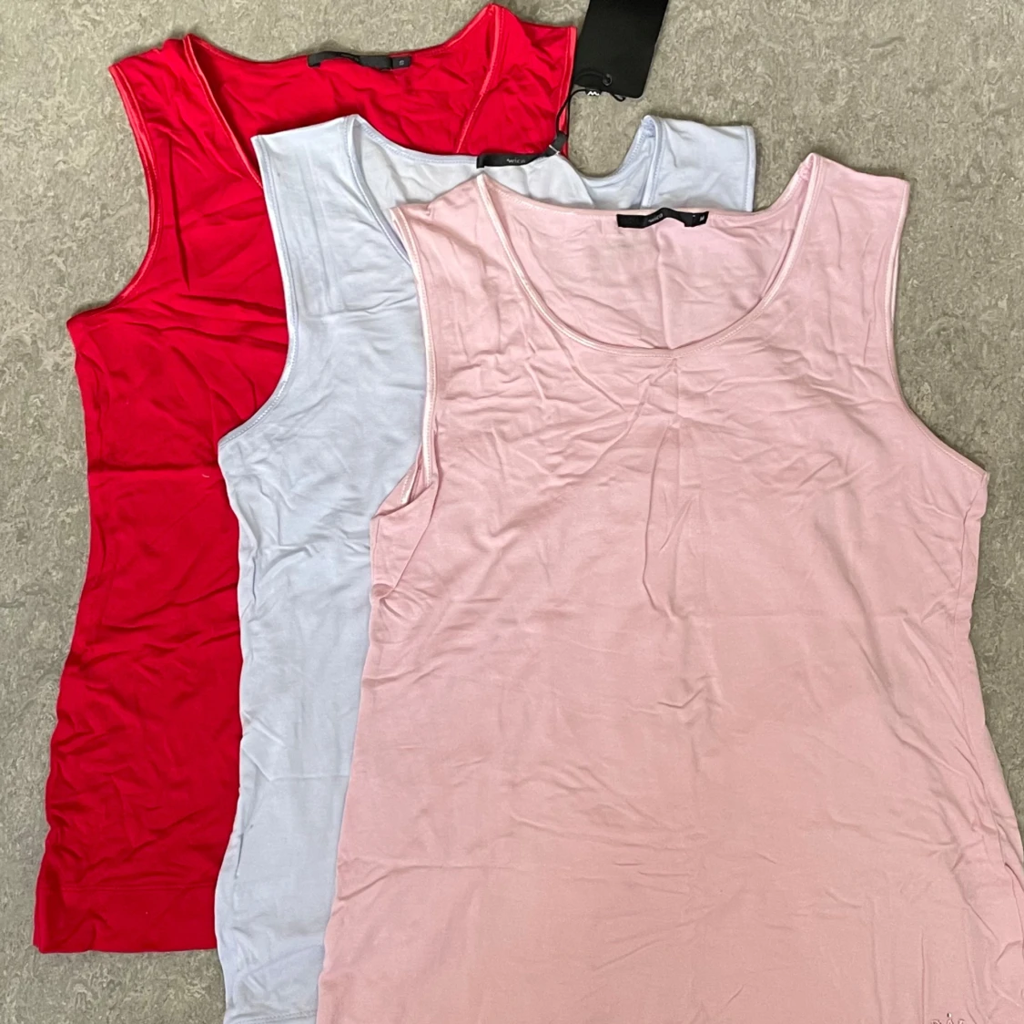 linnen i rosa, rött och ljusblått