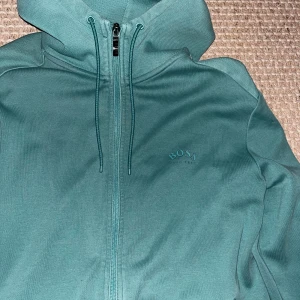 Boss tröja - En jätte fin zip tröja från Hugo boss. Använd förtal gånger. Storlek M i väldigt fin färg. Inga skador och fläckar. 