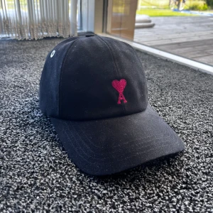 Ami Paris Keps - Svart keps från Ami Paris med klassisk böjd skärm och justerbar rem bak. Storlek: justerbar, Skick 10/10, lite dammig bara. Pris går att diskutera✅