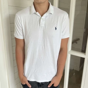 Polo Ralph lauren pike - Säljer denna riktigt snygga vita Ralph lauren pike den är i bra skick storlek L sitter bra hör gärna av dig vid frågor!